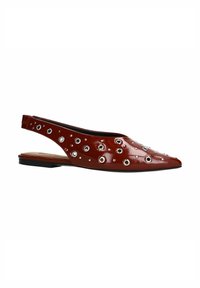 Bruine gepatenteerde leren slingback schoen met een spitse neus, voorzien van grote metalen oogjes en decoratieve studs langs de zijkanten. Platte zool.