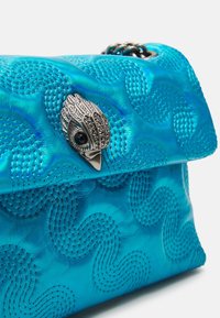 Borsa a tracolla in pelle blu trapuntata con motivo a onde e chiusura a forma di uccello in argento con dettaglio occhi neri.