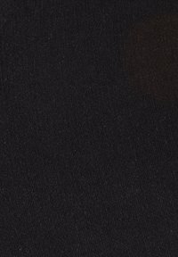 Tejido negro con una textura suave y un ligero brillo. El material parece denso y estrechamente tejido, mostrando mínimas fibras o patrones visibles.