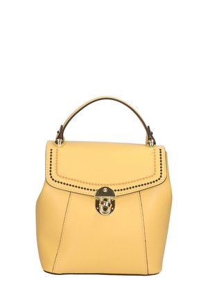 Sac à main en cuir jaune avec une forme structurée, une poigné supérieure, des accessoires en or et des coutures décoratives le long du rabat.