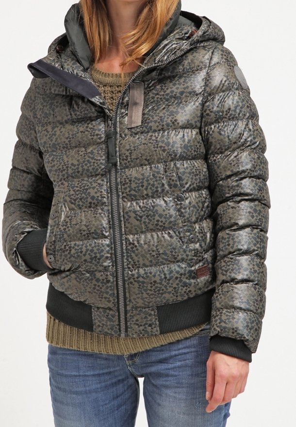 Ocieplana pikowana kurtka puchowa w ciemnym oliwkowym kolorze z delikatnym nadrukiem w panterkę, z zamkiem błyskawicznym, kapturem i żebrowanymi mankietami. Wykończona brązowymi detalami.