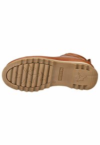 Botte en cuir marron avec une semelle en caoutchouc dotée d'une bande de roulement texturée avec des motifs et des marques. Coutures visibles le long de la tige.