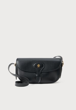 Sac en cuir noir à bandoulière avec fermeture à rabat et détail de logo doré. Il dispose d'une longue sangle et d'une texture lisse.