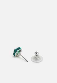 Smaragdgrønn stud øredobber med firkantet design, sølvfarget metall og transparent bakgrunn for sikker bruk.