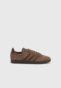 adidas Originals GAZELLE UNISEX - Baskets basses - earth strata/brown/gum