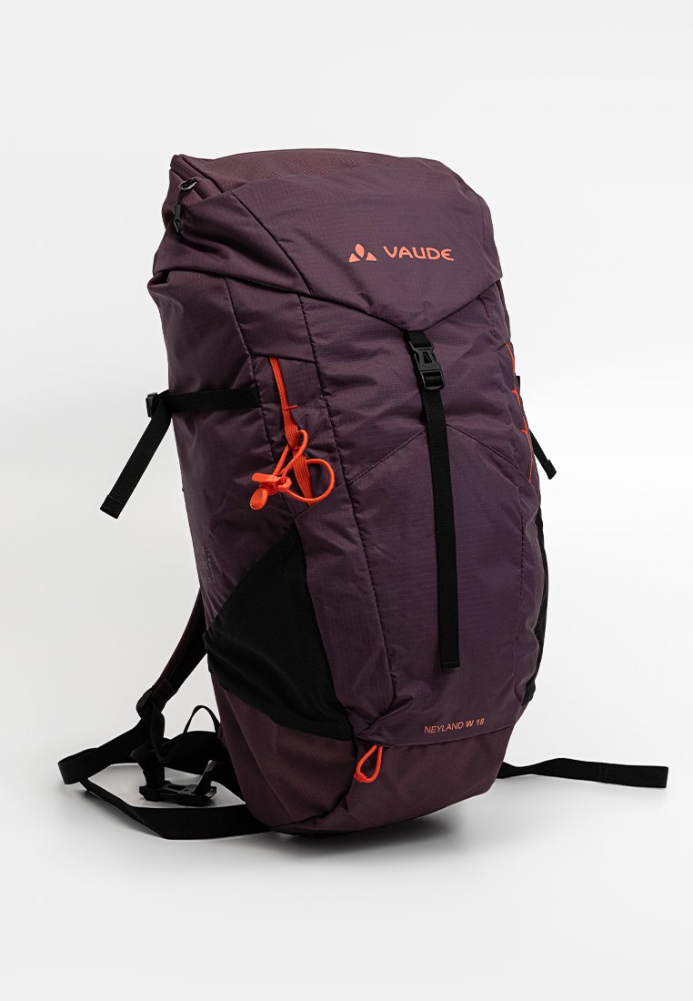 Zaino viola con accenti in rete nera, hardware arancione, chiusura a coulisse superiore e tasche laterali. Presenta spallacci regolabili per maggiore comfort.