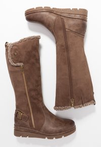 Brązowe zimowe buty do kolan z bocznymi zamkami błyskawicznymi, sztucznym futrem, dekoracyjnym klamrą oraz teksturowaną gumową podeszwą, prezentowane z zewnętrznych stron.