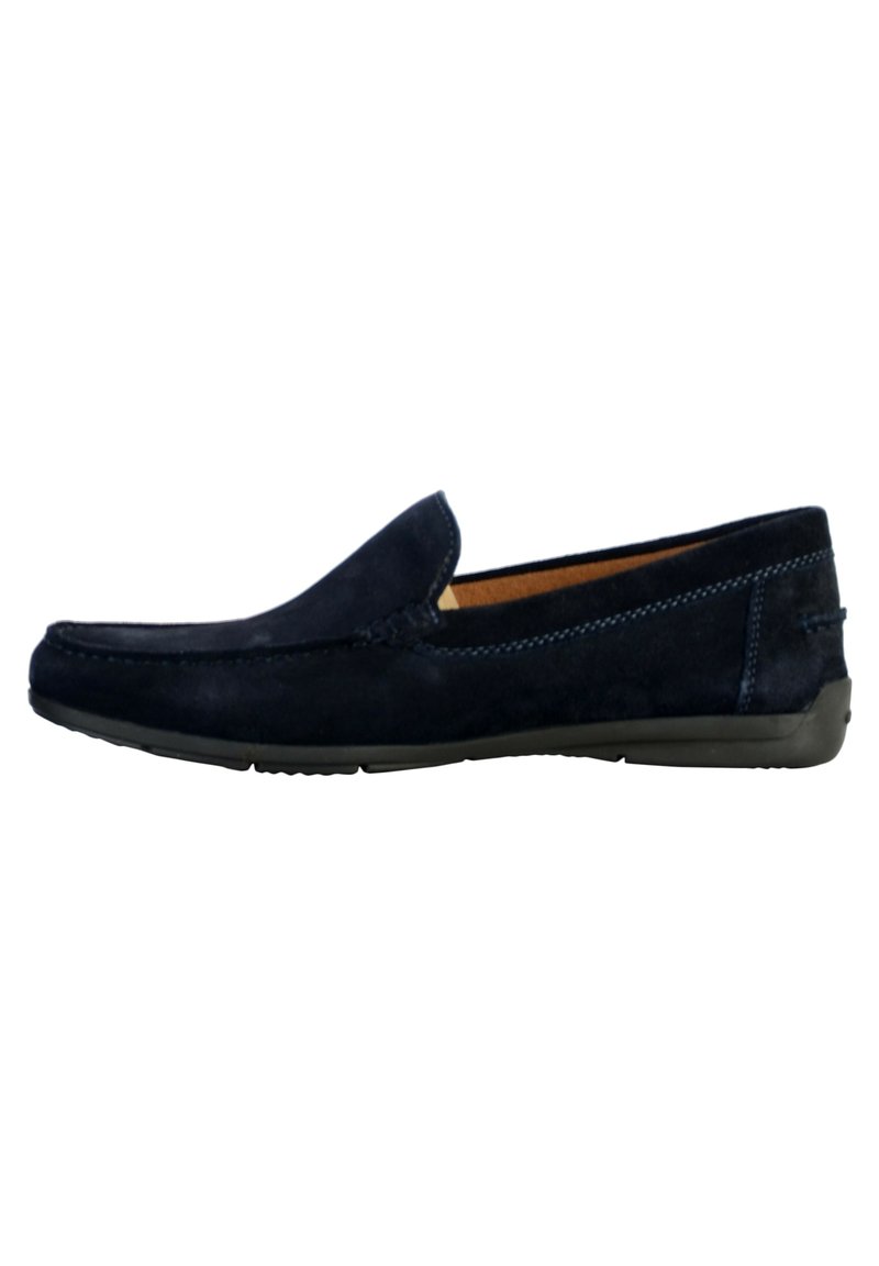 Mocassini in suede blu navy con una finitura liscia, punta arrotondata e cuciture a contrasto lungo il bordo; suola in gomma flessibile.