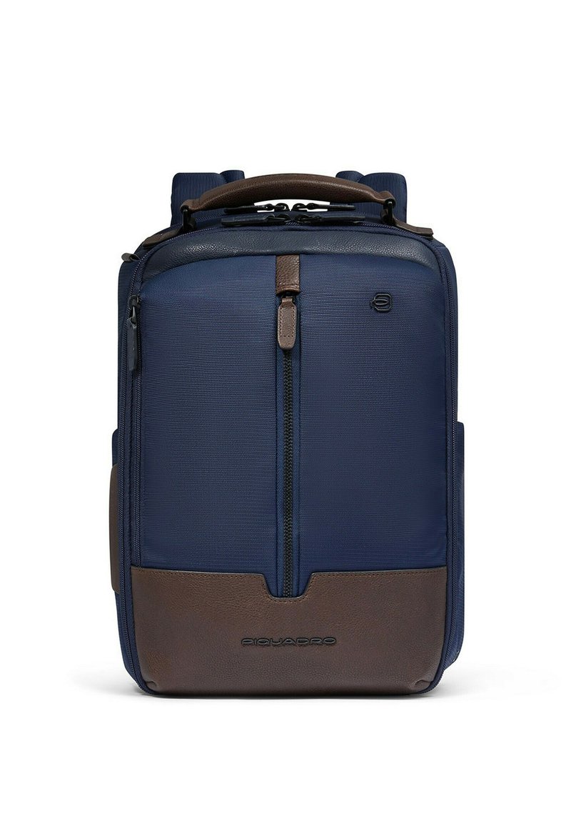 Marineblauer Rucksack aus strukturiertem Stoff mit braunen Lederakzenten. Verfügt über einen oberen Griff und einen Reißverschlussverschluss, mit einem eleganten, modernen Design.