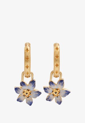 Boucles d'oreilles en or en forme de créole avec des motifs de fleurs bleues et blanches. Les pétales des fleurs présentent un dégradé, avec un centre aux accents noirs. Motif étoilé texturé sur les créoles.