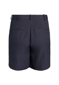 Mörkblå skräddarsydda shorts med bältdomer och två bakfickor på en vit bakgrund.