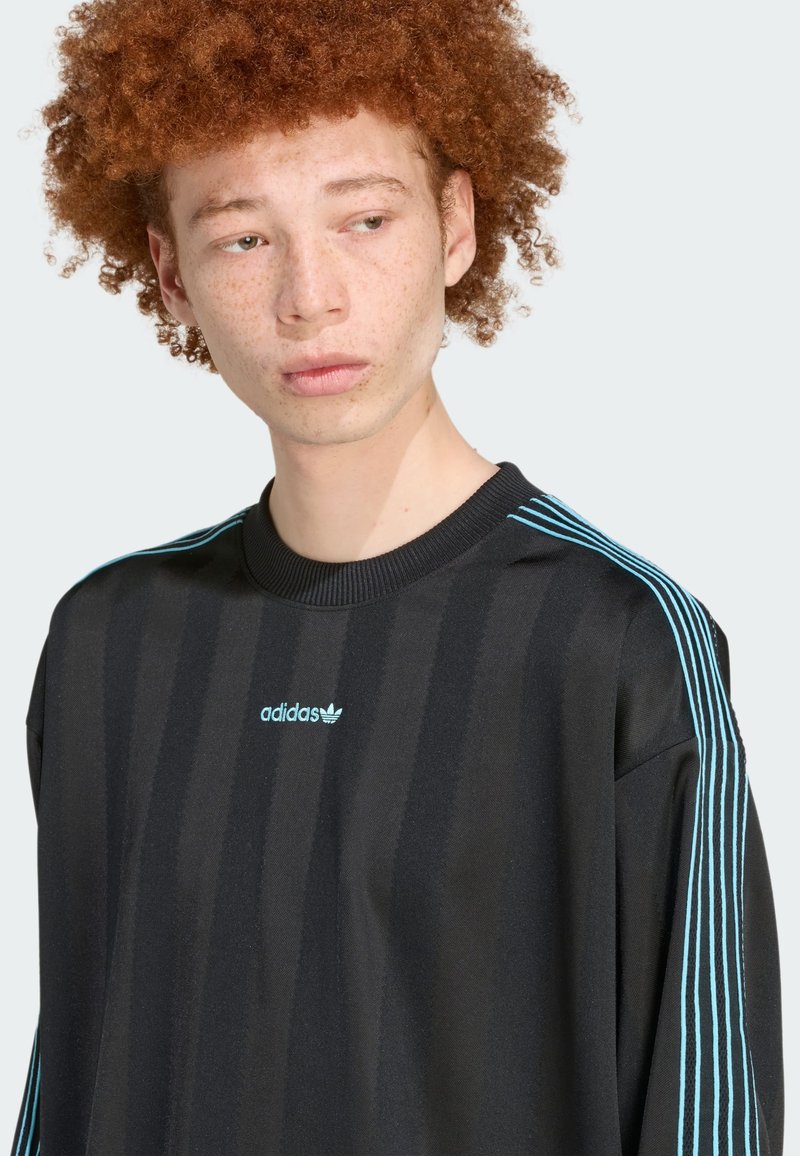 Zwart sportshirt met verticale strepen, voorzien van blauwe accentstrepen op de schouders, een ronde hals en het geborduurde adidas-logo op de borst.