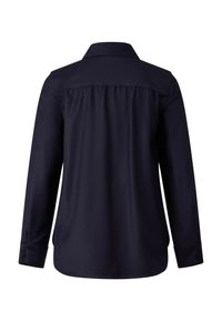 Marineblauw langemouwen shirt met een kraag, rugplooidetail en knoopmanchetten; gladde textuur, relaxte pasvorm en afgeronde zoom.