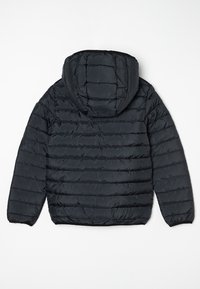 Chaqueta negra acolchada con capucha, con diseño acolchado, costuras horizontales y tela texturizada. Sin cierres ni adornos visibles.