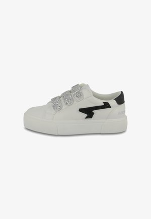Witte sneakers met drie zilveren glinsterende banden, een zwarte bliksemschichtaccent en een getextureerde zwarte hak. Rubberen zool, casual ontwerp.