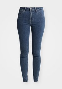 Mörkblå denim skinny jeans, hög midja, har framfickor, en liten metallknapp och dragkedjestängning, slät textur.