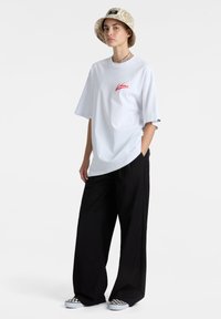 Vans BRUSH SCRIPT LOOSE FIT - Triko s potiskem - white racing red