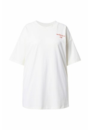 Camiseta de algodón blanca con un corte relajado, que presenta mangas cortas y texto bordado en rojo que dice "club de picnic del domingo" en el frontal.