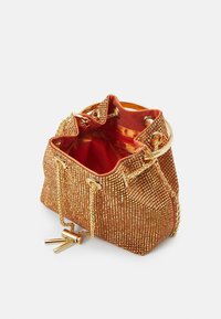 Orange pärlade bucket bag med guldkedjeinslag, dragsko-stängning och röd tygfoder, med en texturerad yta och metalliska detaljer.