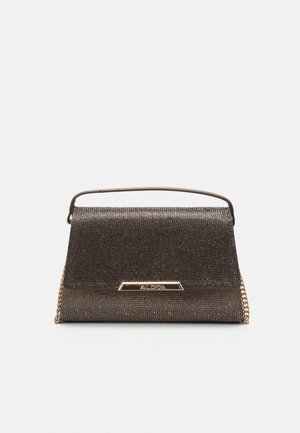 Petit sac à main rectangulaire marron foncé pailleté avec poignée supérieure, bandoulière chaîne dorée et plaque de marque dorée à l'avant.