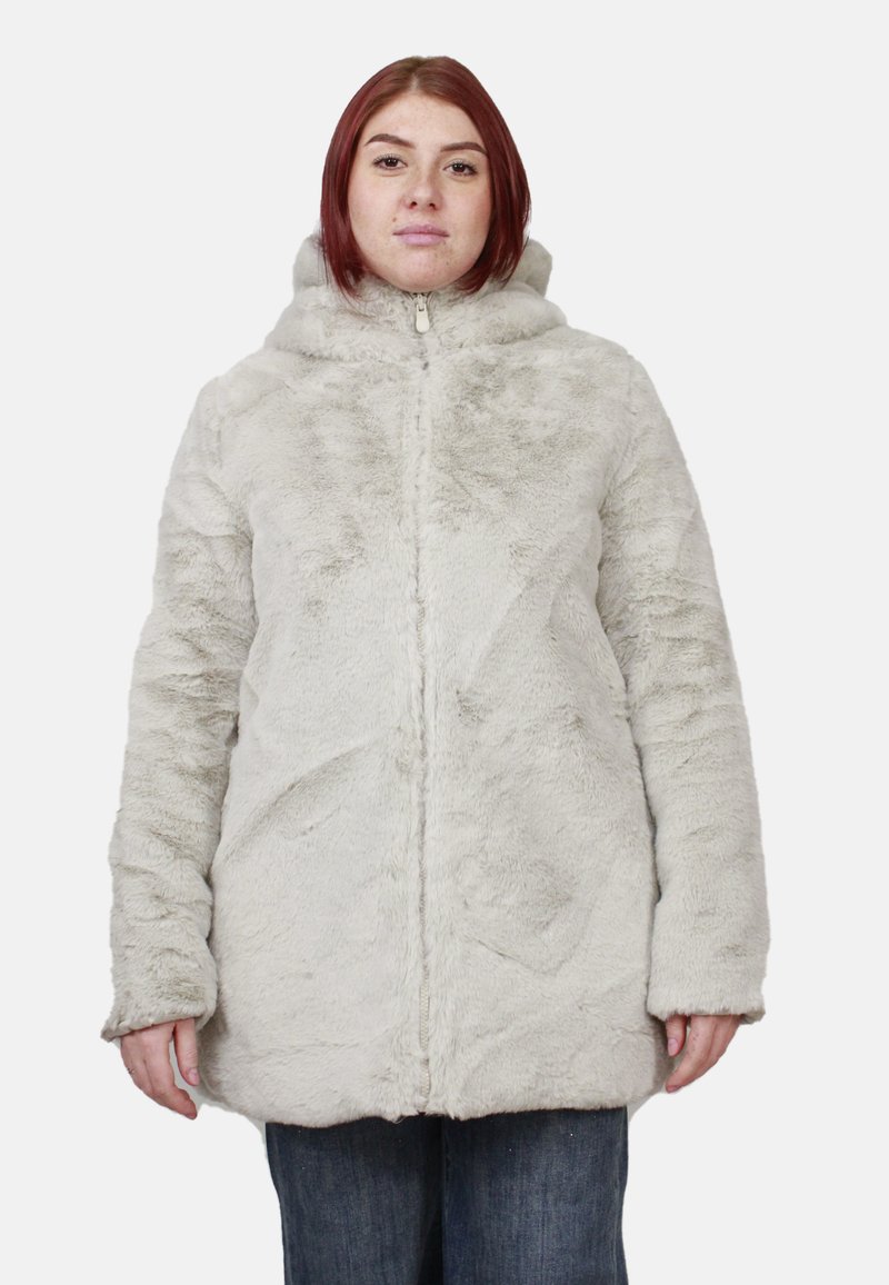 Cappotto in ecopelliccia grigio chiaro con cerniera frontale, cappuccio e maniche lunghe. La consistenza è morbida e il design presenta una vestibilità ampia.