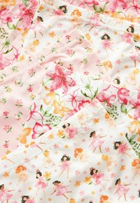 Quattro pezzi di tessuto in tonalità di rosa, con motivi floreali e figure in movimento. I materiali sembrano morbidi con design e texture variate.