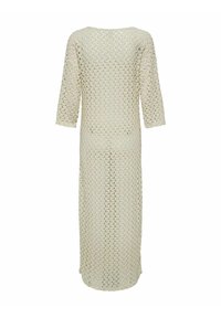 Vestido de punto largo color crema con mangas tres cuartos y patrón de punto abierto, presenta un escote redondo y una silueta recta.