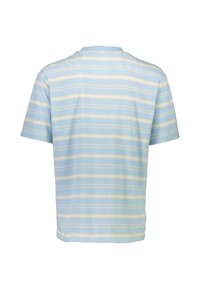 Ljust blå t-shirt med kort ärm som har vita horisontella ränder, rund halsringning och en mjuk textur.