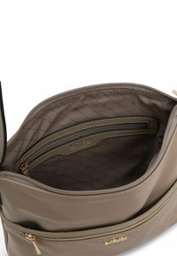 Beige Kunstledertasche mit einem Reißverschluss und goldfarbener Hardware. Das Innere verfügt über ein gefüttert Textilfutter mit einer einzelnen Reißverschlusstasche.