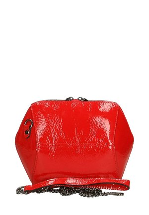 Borsa a tracolla in vernice rossa con forma esagonale, dotata di chiusura con zip e tracolla a catena. Texture liscia con finitura lucida.