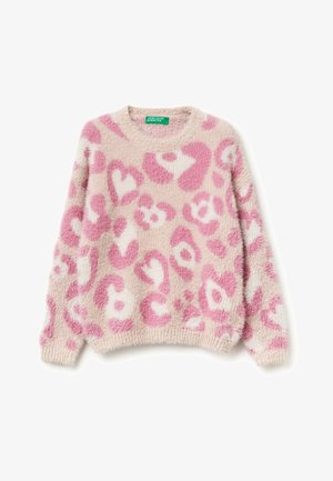 Puszysty sweter w jasnoróżowym kolorze z ciemnoróżowymi wzorami w panterkę i serca. Okrągły dekolt, długie rękawy i ściągacze. Miękka faktura.