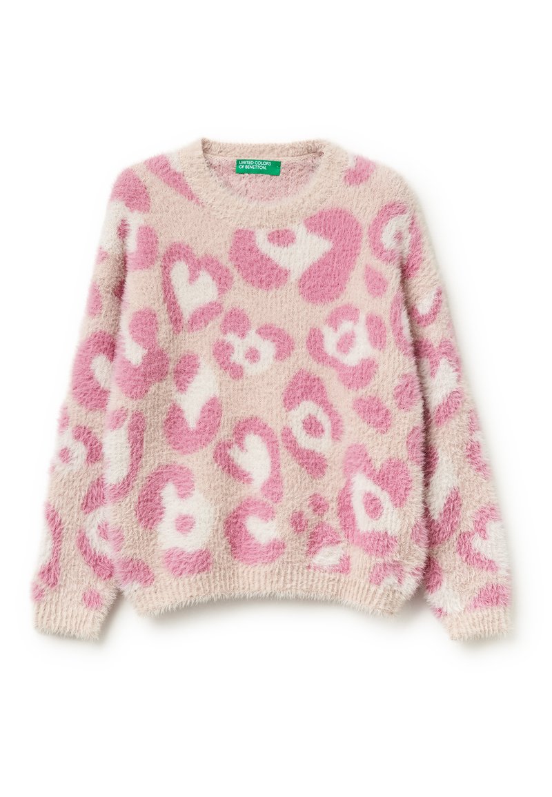 Puszysty sweter w jasnoróżowym kolorze z ciemnoróżowymi wzorami w panterkę i serca. Okrągły dekolt, długie rękawy i ściągacze. Miękka faktura.