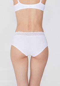 Weiße Baumwolle-Hüfthosen mit hohem Bund und Spitzenbesatz am Bund, glatte Textur und nahtloses Design. Geeignet für den täglichen Gebrauch.