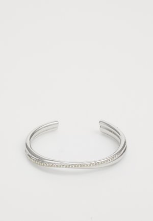 Bracciale rigido in argento con una finitura liscia e una fila di pietre trasparenti lungo un lato, creando un accento sottile.