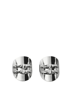 Paire de boucles d'oreilles argentées brillantes avec un design abstrait comprenant deux barres horizontales surélevées et des formes arrondies sur une base ovale.