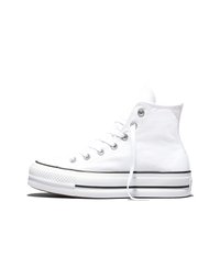 Vit högklackad canvas-sneakers med vita snören, metallöglor och tjock gummisula med svarta ränder, sidovy.