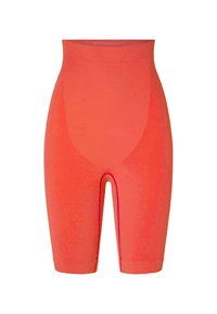 Ryškiai oranžinės aukšto juosmens figūrą formuojančios šortai iki vidurio šlaunies ilgio, besiūliai, ant paprasto balto fono.