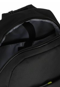 Mochila negra con un exterior texturizado y un interior gris. Cuenta con una abertura con cremallera, asas reforzadas y correas de organización internas.