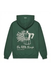 Sweat à capuche vert foncé avec une illustration blanche d'une cafetière moka et de fleurs, texte « les petites choses » et « Moments to Memories » au dos.
