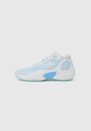 Baskets de sport bleu clair en mesh et matériaux synthétiques, avec un bout rond, une semelle texturée et un accent logo prominent dans une teinte plus foncée.