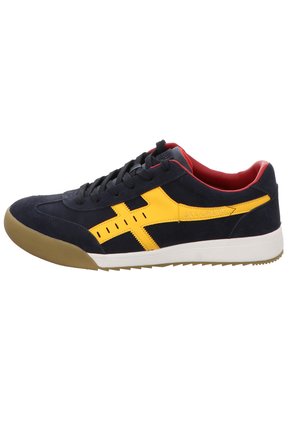 Marine blauw suède sneaker met gele accenten, met een textuur op het oppervlak, rubberen zool en rode binnenkant. Gekentekend met "SKECHERS" aan de zijkant.