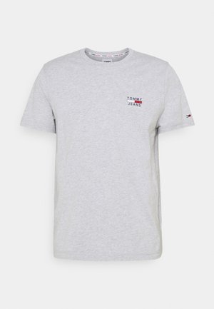 Szara bawełniana koszulka z krótkim rękawem, z małym logiem "TOMMY JEANS" w kolorze niebieskim i czerwonym na lewej piersi oraz metką z logo na rękawie.