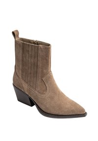Bottines en suede marron avec un bout pointu et un talon empilé. Présentent des coutures verticales et une languette pour un enfilage facile.