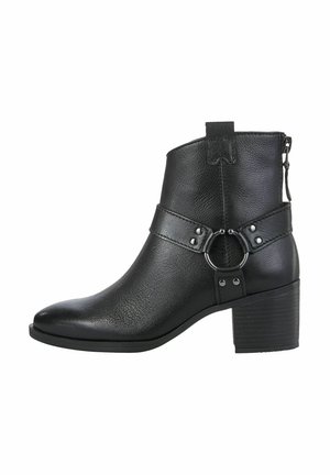 Botte de cheville en cuir noir à bout pointu, finition texturée, fermeture éclair sur le côté, sangle accentuée avec un détail en quincaillerie circulaire et talon bloc.