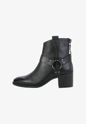 Zwarte leren enkelboot met een puntige neus, textuurafwerking, zijrits, geaccentueerde strap met een ronde hardware-detail en blokhak.
