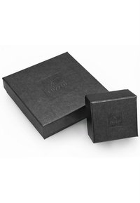 Due scatole regalo nere con finitura opaca. La scatola più grande è rettangolare, mentre la scatola più piccola è cubica, entrambe dotate di logo in rilievo.