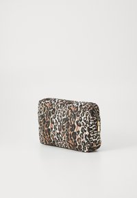 Kozmetička torbica s uzorkom leoparda, quiltana tekstura, zlatni zatvarač, bež, crna i smeđa paleta boja. Kompaktni pravokutni oblik.