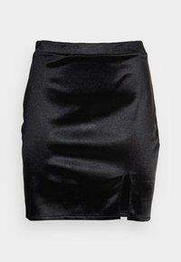 Falda mini negra hecha de tela brillante, con una textura suave, corte ajustado y un detalle de abertura lateral para un diseño adicional.