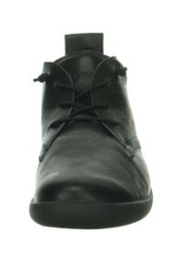 Zwarte leren chukka boots met een ronde neus, vetersluiting, zachte textuur en een gevoerde kraag voor extra comfort. Zwarte rubberen zool.