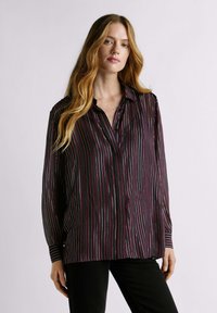 Zwart en bordeaux gestreepte blouse met een kraag met knopen en lange mouwen. Gladde textuur met metallic accenten in verticale lijnen.